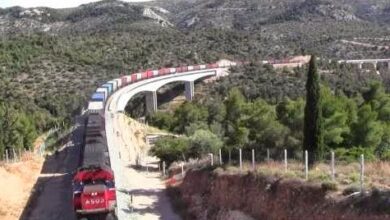 "Στις ράγες" το εμπορικό τρένο που περνάει από το Δαφνί 13