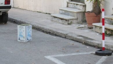 Τενεκέδες και κουβάδες για... "οικοπεδάκια" στο δρόμο 90