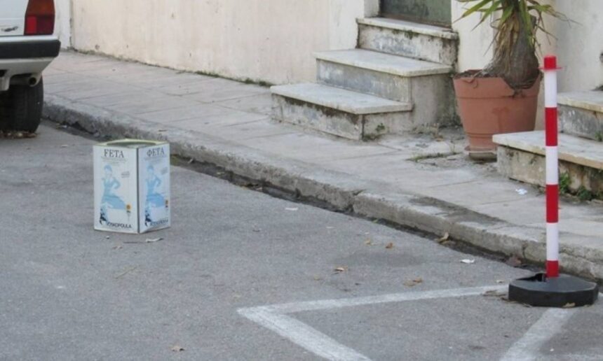 Τενεκέδες και κουβάδες για... "οικοπεδάκια" στο δρόμο 1
