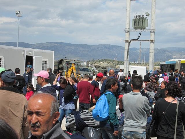Εγκαταστάθηκαν οι πρώτοι πρόσφυγες στον Σκαραμαγκά. Οικογένειες και πολλά παιδιά 26
