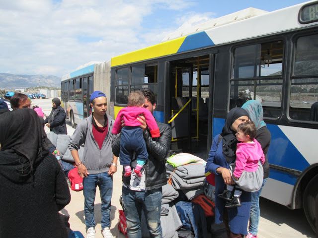 Εγκαταστάθηκαν οι πρώτοι πρόσφυγες στον Σκαραμαγκά. Οικογένειες και πολλά παιδιά 18