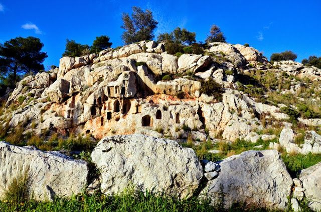 Προσφορές σύγχρονων δωδεκαθεϊστών στο Ιερό της Αφροδίτης, στον Σκαραμαγκά 2 Προσφορές σύγχρονων δωδεκαθεϊστών στο Ιερό της Αφροδίτης, στον Σκαραμαγκά 1