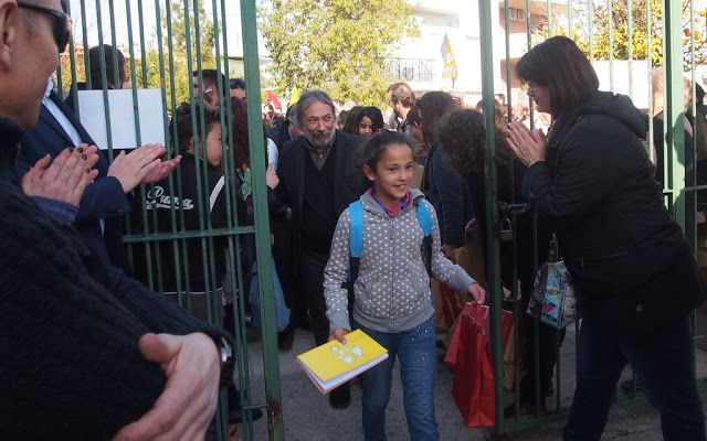 Το 9ο Δημοτικό Σχολείο Χαϊδαρίου άνοιξε την αγκαλιά του σε 34 προσφυγόπουλα 2 Το 9ο Δημοτικό Σχολείο Χαϊδαρίου άνοιξε την αγκαλιά του σε 34 προσφυγόπουλα 1