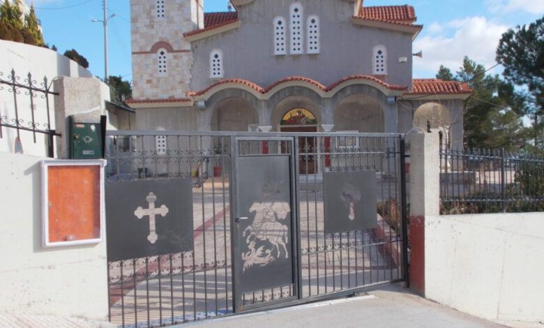 Λουκέτο στην πλατεία του Άη Γιώργη! Η Μητρόπολη κλειδώνει - Ο Δήμος τι κάνει; 1 Χαϊδάρι Σήμερα Λουκέτο στην πλατεία του Άη Γιώργη! Η Μητρόπολη κλειδώνει - Ο Δήμος τι κάνει; 2