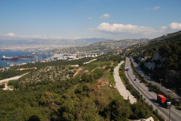 Σκαραμαγκάς: Τροχαίο με φορτηγό στη Λεωφόρο Σχιστού 35
