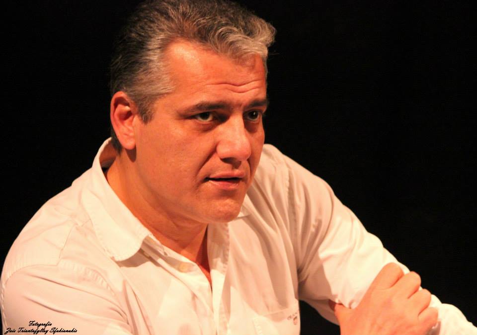 Ο Μάνος Πετούσης ανεβάζει το «Μινόρε Της Αυγής» στο θεατρικό σανίδι! 2