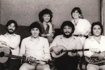 Η "Ρεμπέτικη Χαϊδαριώτικη Κομπανία" που κατέκτησε την Ελλάδα - 5 δεκαετίες λαϊκής μουσικής 4 Η "Ρεμπέτικη Χαϊδαριώτικη Κομπανία" που κατέκτησε την Ελλάδα - 5 δεκαετίες λαϊκής μουσικής 3