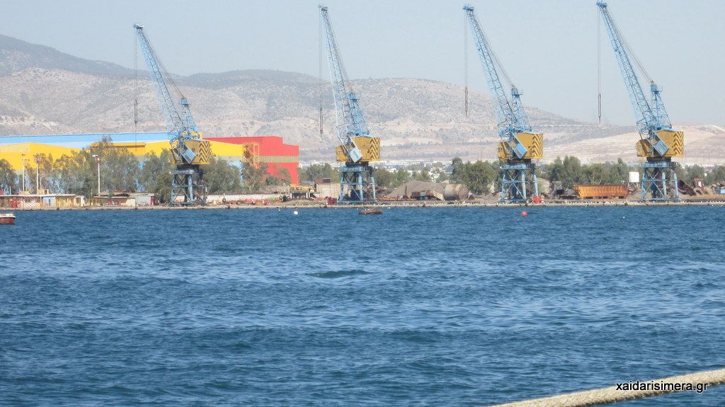 Ναυάγιο στην παραλία Ασπροπύργου - Στήθηκε πλωτό φράγμα για τη ρύπανση 2