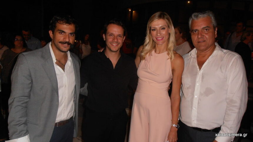 "Βούλιαξε" η πλατεία Δημαρχείου για το "Μινόρε της Αυγής" - Παρέλαση μεγάλων καλλιτεχνών 2 "Βούλιαξε" η πλατεία Δημαρχείου για το "Μινόρε της Αυγής" - Παρέλαση μεγάλων καλλιτεχνών 1