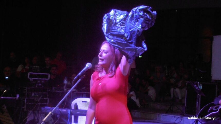 Χαϊδάρι Σήμερα "Βούλιαξε" η πλατεία Δημαρχείου για το "Μινόρε της Αυγής" - Παρέλαση μεγάλων καλλιτεχνών 16