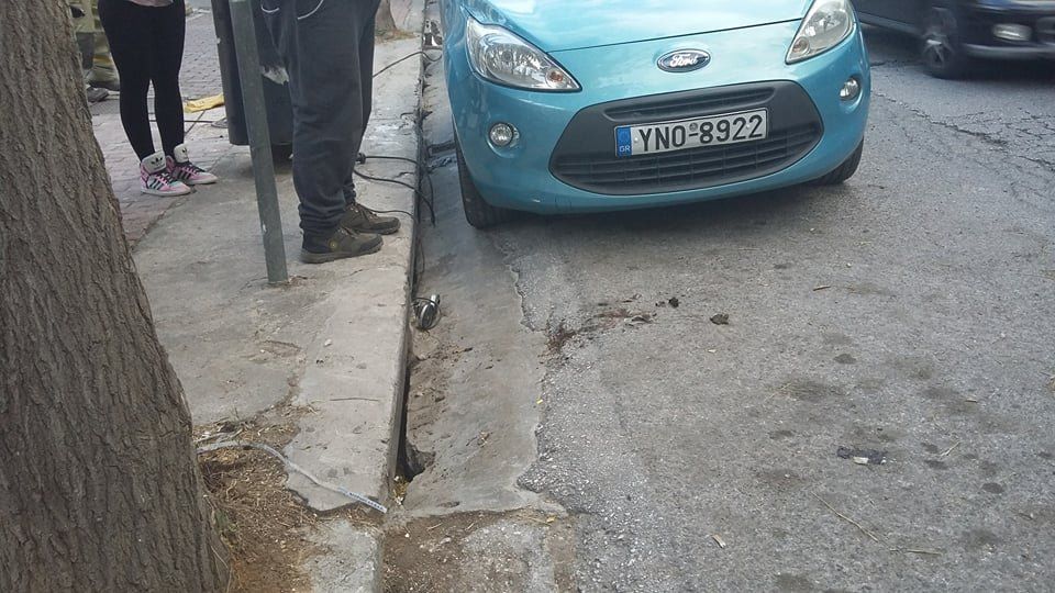 Τι κάνεις αν σου πέσει το κινητό στον υπόνομο; - Περιστατικό στην Καραϊσκάκη! 2