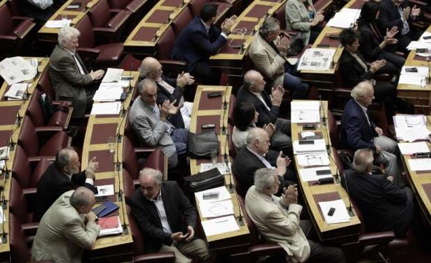 Χαϊδάρι Σήμερα Ελεύθερος Τύπος: 160 πρώην βουλευτές θα πάρουν αναδρομικά πάνω από 15 εκατ. ευρώ!