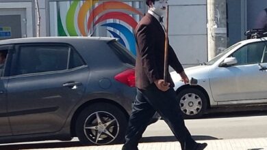Χαϊδάρι Σήμερα Γεια σου Τσάρλι, βγήκε το μεροκάματο σήμερα; - Street prerformers στη δυτική Αθήνα 1