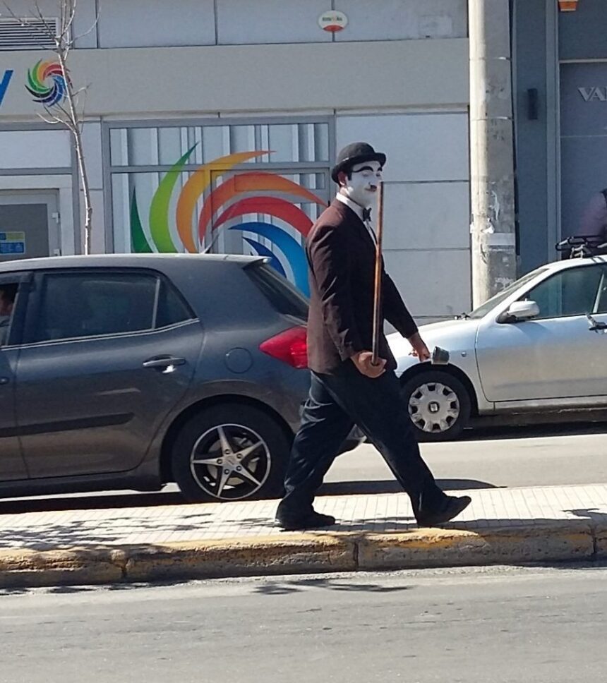 Χαϊδάρι Σήμερα Γεια σου Τσάρλι, βγήκε το μεροκάματο σήμερα; - Street prerformers στη δυτική Αθήνα 1