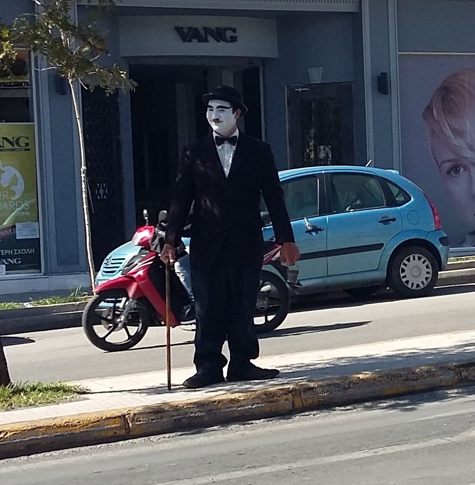 Γεια σου Τσάρλι, βγήκε το μεροκάματο σήμερα; - Street prerformers στη δυτική Αθήνα 4