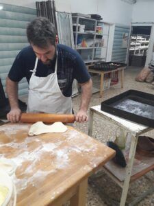 "Bakery Σπύρος": Πίσω από την τέλεια σπανακόπιτα, υπάρχει μια ηπειρώτισσα γιαγιά 2