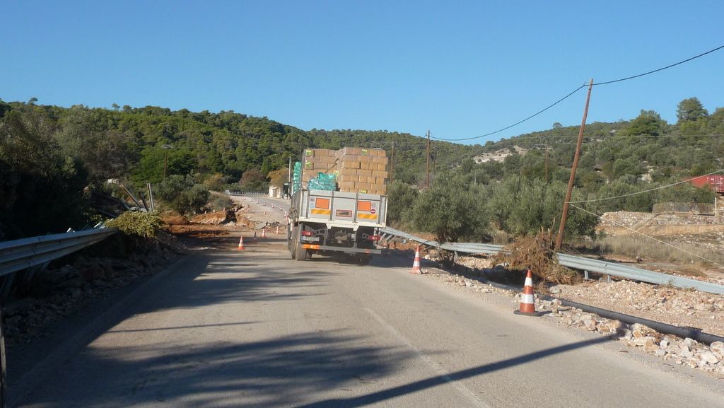 Καταστροφή στην Παλαιά Εθνική Οδό Αθήνας – Θήβας από την φονική πλημμύρα 3 Καταστροφή στην Παλαιά Εθνική Οδό Αθήνας – Θήβας από την φονική πλημμύρα 2