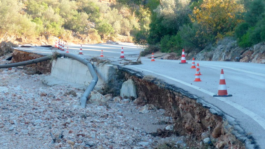 Καταστροφή στην Παλαιά Εθνική Οδό Αθήνας – Θήβας από την φονική πλημμύρα 7 Καταστροφή στην Παλαιά Εθνική Οδό Αθήνας – Θήβας από την φονική πλημμύρα 6