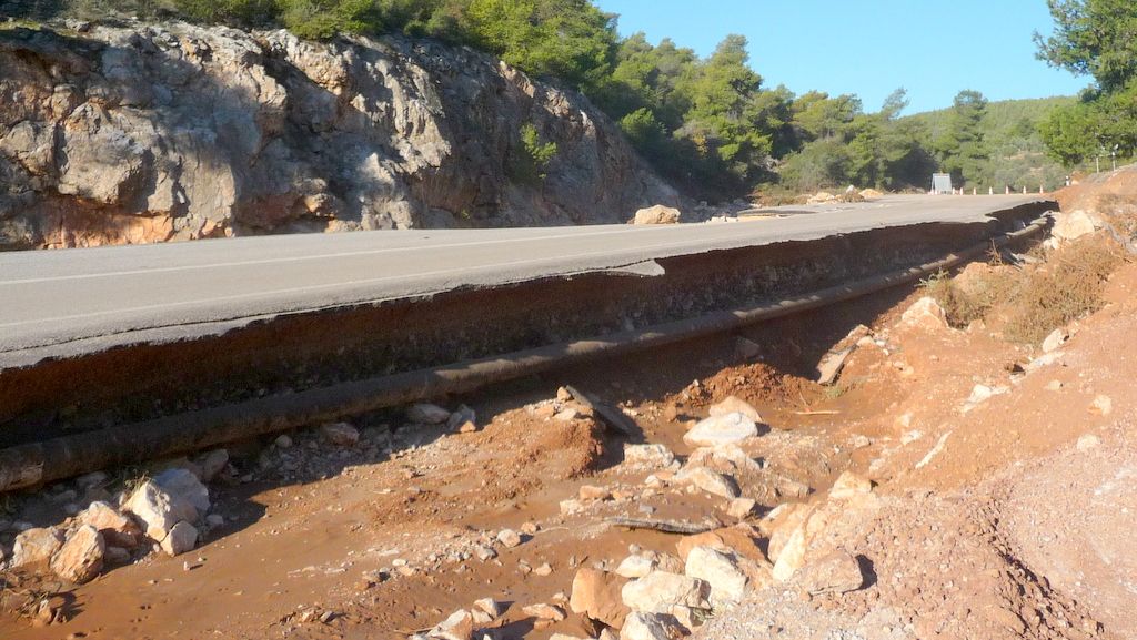 Καταστροφή στην Παλαιά Εθνική Οδό Αθήνας – Θήβας από την φονική πλημμύρα 5 Καταστροφή στην Παλαιά Εθνική Οδό Αθήνας – Θήβας από την φονική πλημμύρα 4