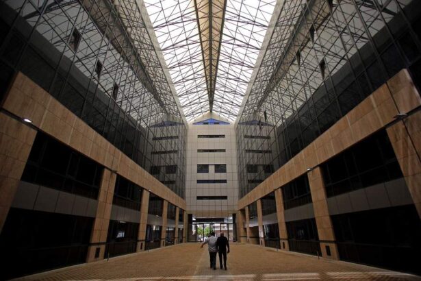 Χαϊδάρι Σήμερα 80 δημόσιοι υπάλληλοι σε 2 κτίρια 80.000 τ.μ. που κοστίζουν 6 εκατ. ετησίως...