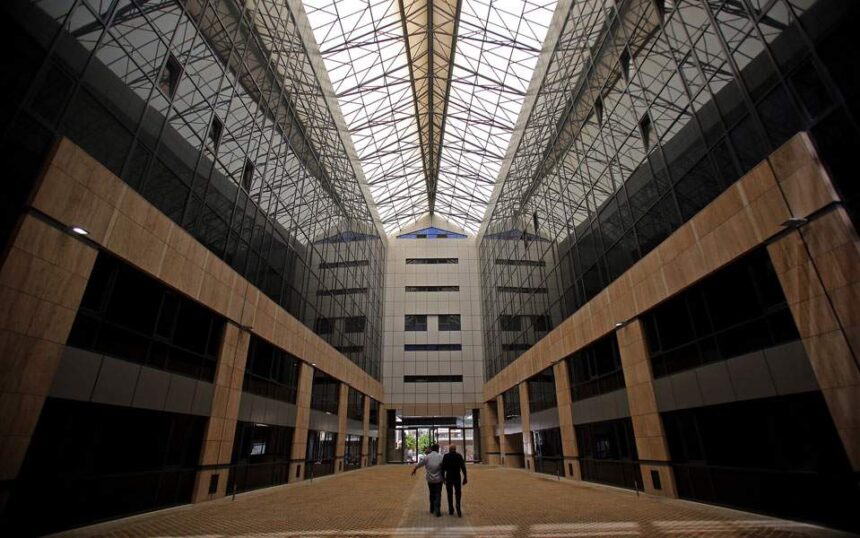 Χαϊδάρι Σήμερα 80 δημόσιοι υπάλληλοι σε 2 κτίρια 80.000 τ.μ. που κοστίζουν 6 εκατ. ετησίως...