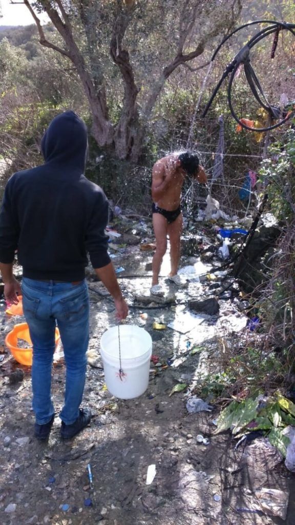 Εικόνες ντροπής από τη Μόρια - Σκουπίδια, βρώμικα μπάνια και σκηνές βίας 3