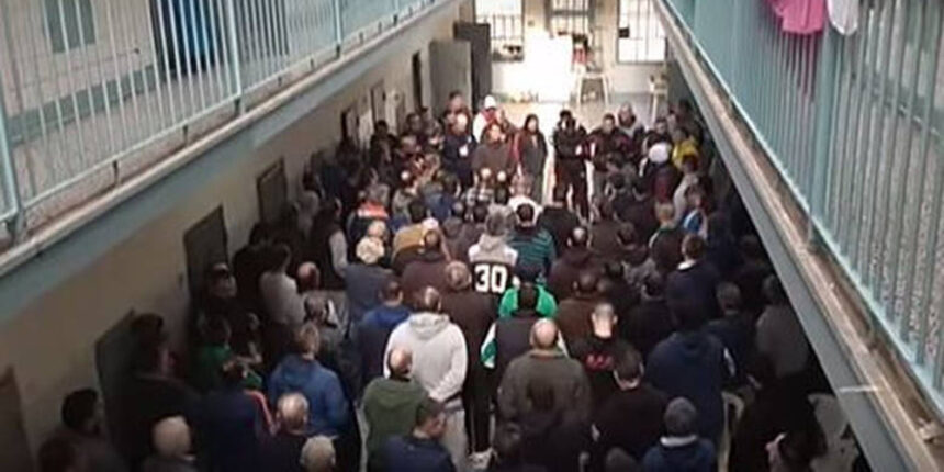 Έτσι αποχαιρέτησαν τον Βασίλη Στεφανάκο οι κρατούμενοι στις φυλακές Κορυδαλλού - video 1