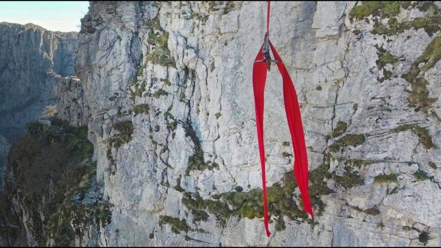 Χαϊδάρι Σήμερα Χορεύοντας στο κενό - Extreme Aerial Dance στη χαράδρα του Βίκου 3