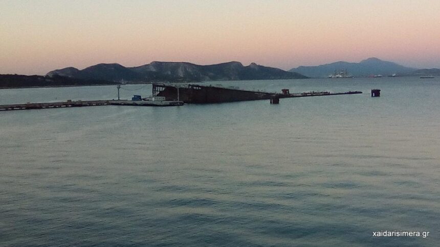 Η στιγμή της ντροπής: Βύθιση του γερανού στα Ναυπηγεία Σκαραμαγκά - video 1 χαιδαρι σημερα