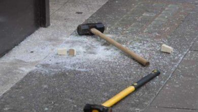 Άνοιξαν με βαριοπούλες τρία μαγαζιά στο Χαϊδάρι, μέσα στην ίδια νύχτα 3