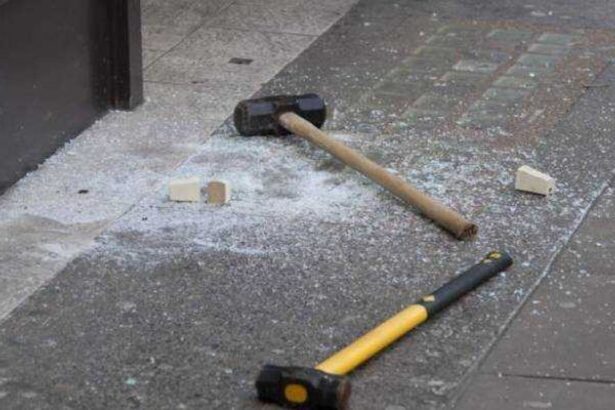 Άνοιξαν με βαριοπούλες τρία μαγαζιά στο Χαϊδάρι, μέσα στην ίδια νύχτα 45
