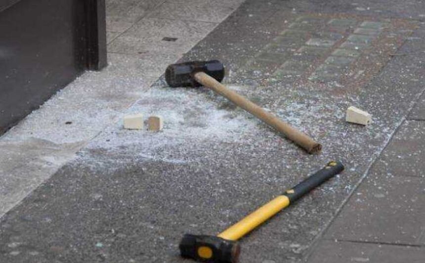 Άνοιξαν με βαριοπούλες τρία μαγαζιά στο Χαϊδάρι, μέσα στην ίδια νύχτα 1