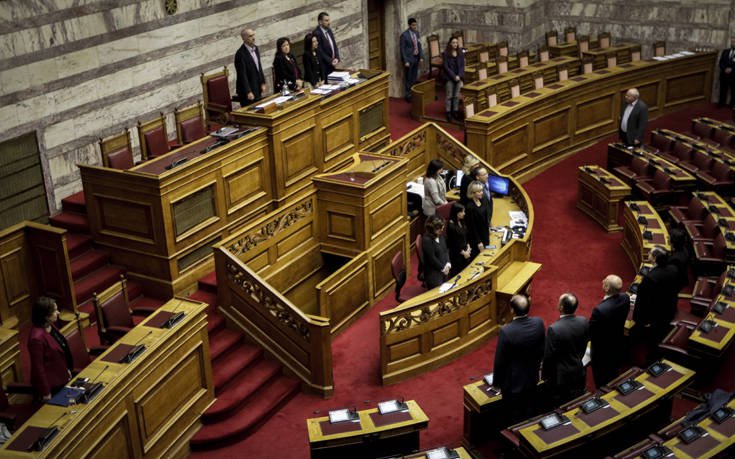 Ενός λεπτού σιγή για τους νεκρούς των Ιμίων σε μία… άδεια Βουλή 1