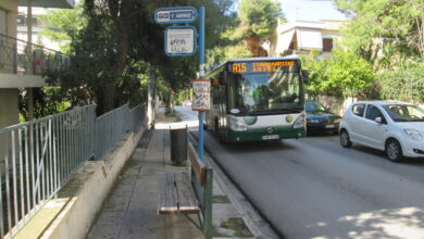 Τώρα ξηλώνουν και ολόκληρες στάσεις λεωφορείων! 4