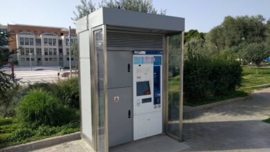 Αυτόματο μηχάνημα για εισιτήρια και κάρτες του ΟΑΣΑ στην πλατεία Δημαρχείου 4