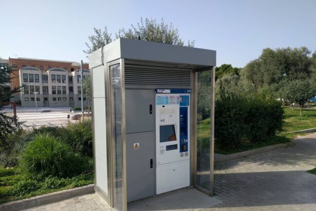 Αυτόματο μηχάνημα για εισιτήρια και κάρτες του ΟΑΣΑ στην πλατεία Δημαρχείου 17