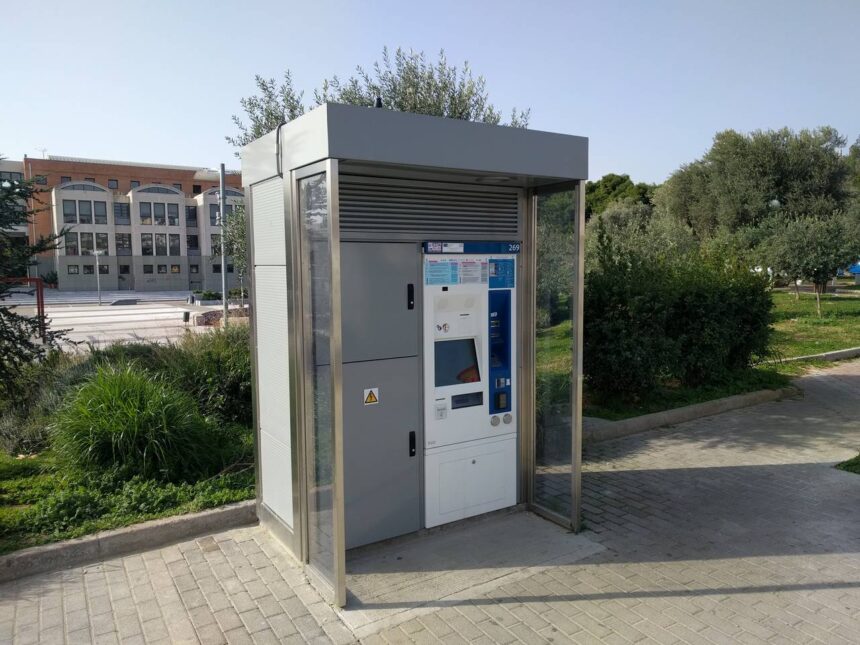 Αυτόματο μηχάνημα για εισιτήρια και κάρτες του ΟΑΣΑ στην πλατεία Δημαρχείου 2 Αυτόματο μηχάνημα για εισιτήρια και κάρτες του ΟΑΣΑ στην πλατεία Δημαρχείου 1