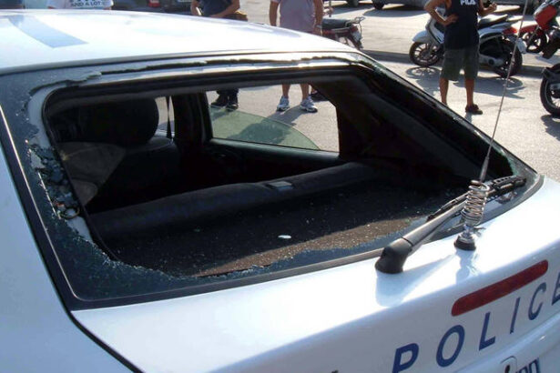 16χρονος πετροβόλησε περιπολικό στην Πλατεία Ηρώων 7