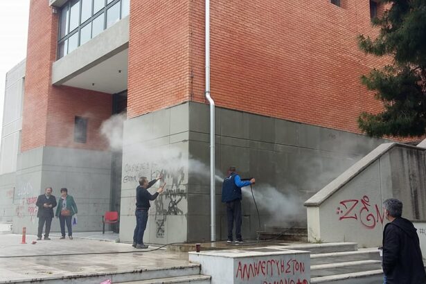 Μουτζούρες στο Δημαρχείο τέλος 59