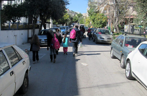 "Δεν υπάρχει πεζοδρόμιο να περπατήσουν τα παιδιά για το σχολείο" 23