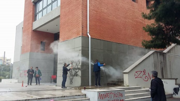 Ζωγραφίζοντας τους τοίχους του Δημαρχείου 4 Ζωγραφίζοντας τους τοίχους του Δημαρχείου 3
