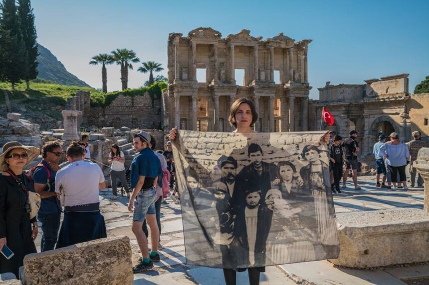 Η Γεωργία Λαλέ τιμά στην Έφεσο τη "μνήμη των προσφύγων προγόνων" 2 Η Γεωργία Λαλέ τιμά στην Έφεσο τη "μνήμη των προσφύγων προγόνων" 1