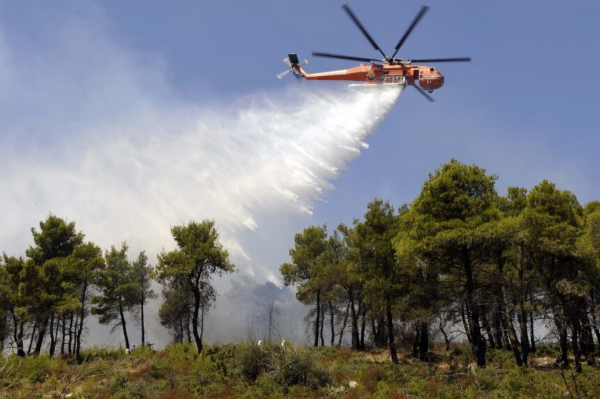 Φωτιά στην Κινέτα - Μεγάλη κινητοποίηση της Πυροσβεστικής 2 Φωτιά στην Κινέτα - Μεγάλη κινητοποίηση της Πυροσβεστικής 1