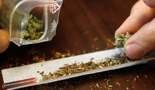 Χειροπέδες σε 25χρονο με χασίς σε φακελάκια 53