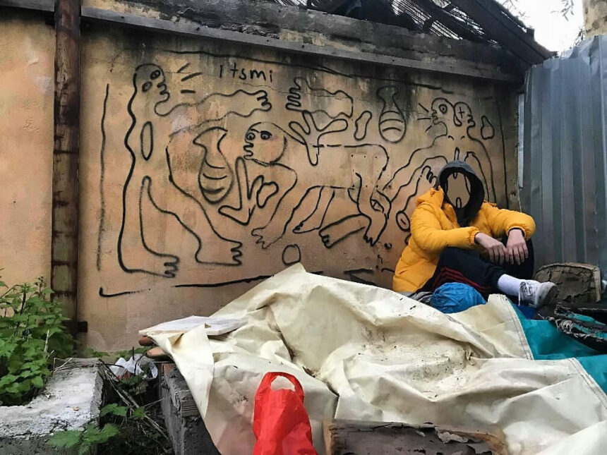 Ο Itsmi ζωγραφίζει αρχέγονες μορφές στον ανοιχτό χώρο 1