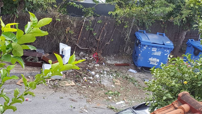 "Με πόνεσε η μέση μου να σκουπίζω το δρόμο" 1