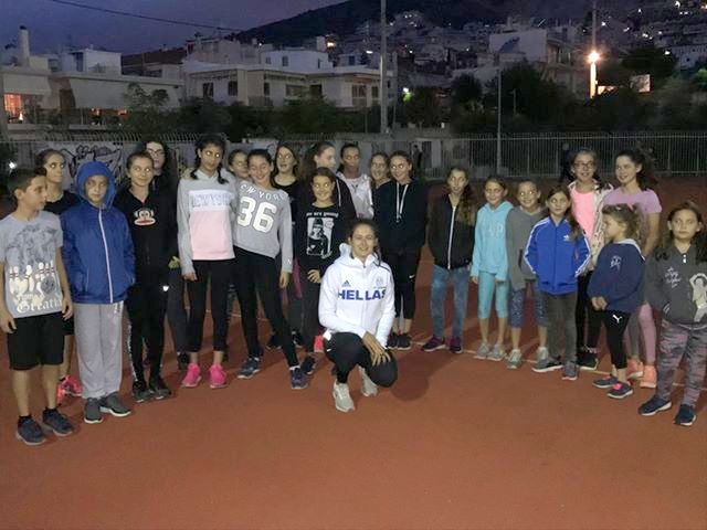 Η πρωταθλήτρια Κορίνα Πολίτη δίπλα στα παιδιά του ΓΣ Χαϊδαρίου 5