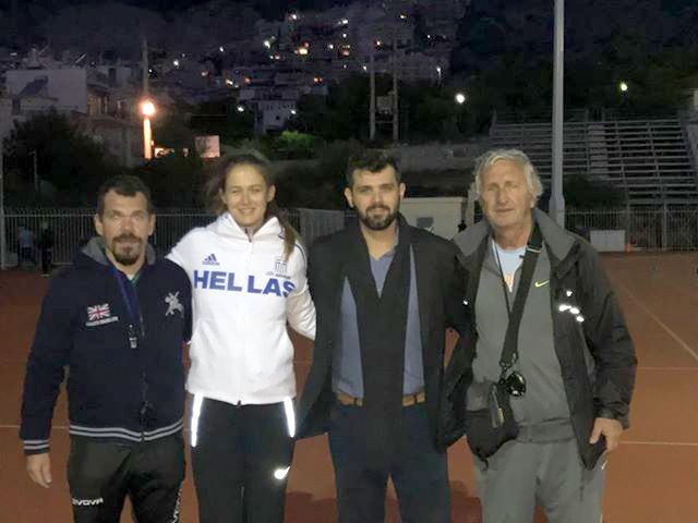Η πρωταθλήτρια Κορίνα Πολίτη δίπλα στα παιδιά του ΓΣ Χαϊδαρίου 3