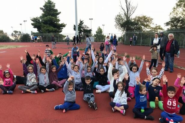 Η πρωταθλήτρια Κορίνα Πολίτη δίπλα στα παιδιά του ΓΣ Χαϊδαρίου 15