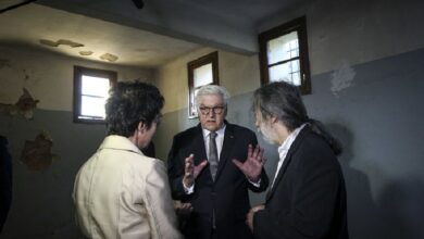 Θεσμικό ατόπημα ή «ιδιωτική η υποδοχή» του προέδρου της Γερμανίας απ΄ τον κομμουνιστή δήμαρχο Χαϊδαρίου Μιχάλη Σελέκο; 35
